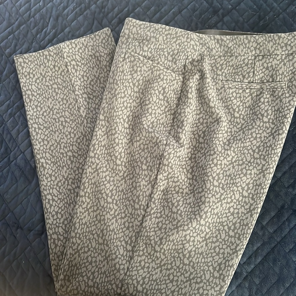 INC- International Concepts Womens Pants. Worn One Time. Elastic Waist Band.